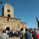 Imatge de l'aplec on al fons dels assistents es veu l'antiga església parroquial del segle X. Santa Coloma de Fitor acull cada tercer diumenge d'octubre el seu tradicional aplec.