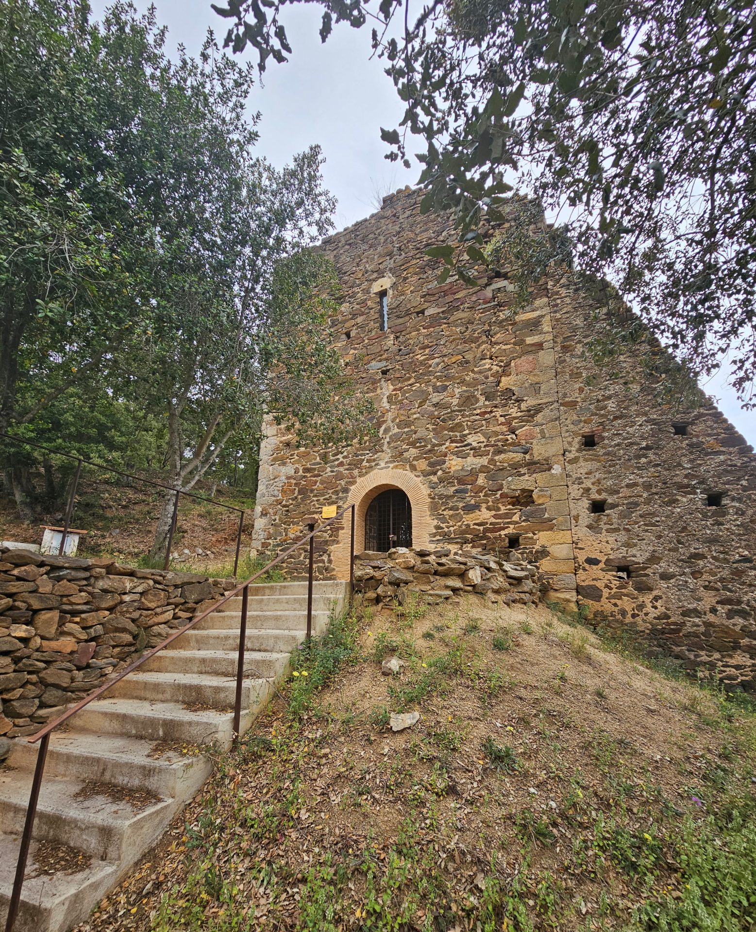 La imatge ens mostra un temple religiós mig embosquinat i restaurat. Al 2018 es van acabant les obres de restauració. L'edifici té uns contraforts al lateral dret que es van construir perquè el temple ja des d'antic va presentar problemes estructurals.