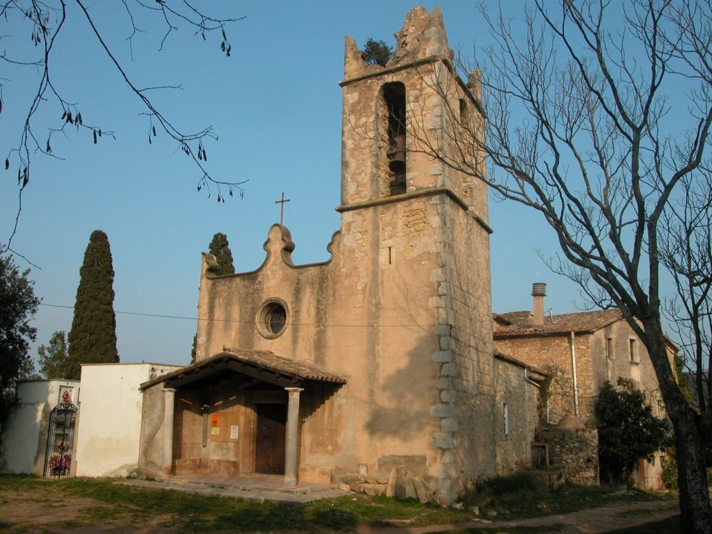 És una església amb el campanar al costat de la façana. A l'altre costat hi trobem el cementiri. I a darrera la rectoria. Originàriament era un edifici romànic que es modificà al segle XVIII.