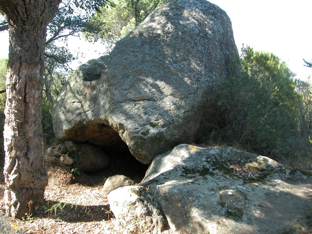 En època megalítica després de la utilització dels dolmens com a tombes col·lectives se'n succeeix una altra on aprofitaven les mateixes cavitats formades naturalment entre blocs de pedra erràtica. L'exemple de la imatge, la Cova del Ronquillo ens mostra una gran pedra triangular que ha acabat assentada entre dues de petites que li donen una certa alçada, Lluís Esteva l'excavà i hi trobà evidències que havia estat utilitzat com a lloc d'enterrament durant la prehistòria recent.