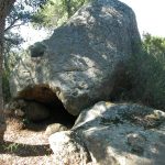 En època megalítica després de la utilització dels dolmens com a tombes col·lectives se'n succeeix una altra on aprofitaven les mateixes cavitats formades naturalment entre blocs de pedra erràtica. L'exemple de la imatge, la Cova del Ronquillo ens mostra una gran pedra triangular que ha acabat assentada entre dues de petites que li donen una certa alçada, Lluís Esteva l'excavà i hi trobà evidències que havia estat utilitzat com a lloc d'enterrament durant la prehistòria recent.