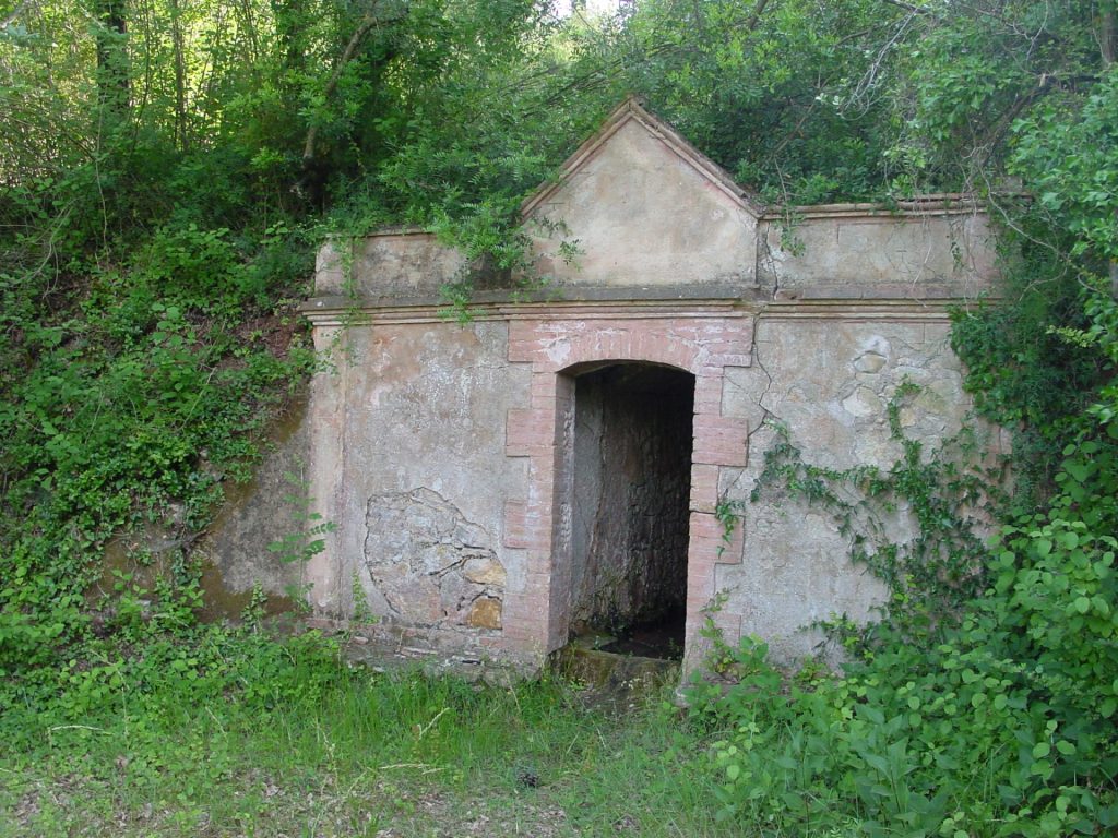 Aquesta font és del tipus mina, consta d'una entrada i un passadís per arribar-hi. La font de les Curculles consta d'una construcció de pedra i rajol. L'entrada esta decorada amb rajols i el frontal té forma piramidal. Tot plegat li dona molta entitat a una font que avui dia està seca i no hi ha ús públic. El nom li ve que en el passadís de la mina van enganxar-hi curculles en el morter; avui dia moltes ja estan arrencades.