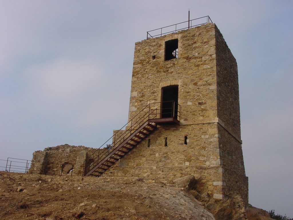 La imatge mostra la torre de telegrafia òptica que es va construir durant la segona guerra carlina. La torre està fortificada (espitlleres) i compta amb un fosat. El conjunt compta també amb l'església de Santa Maria i Sant Miquel, la qual està en ruïnes.