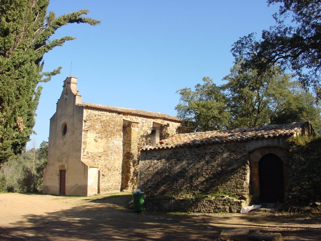 'ermita de Santa Llúcia fou construïda al 1717 sobre un antic temple del segle XIII dedicat a i conegut com Sant Nazari de la Ganga. Del temple en destaca la façana principal emblanquinada amb la porta d'entrada adovellada, el rosetó i el campanar d'espadanya a sobre de tot. El temple d'una sola nau es mostra mig de perfil i ens deixa veure els contraforts del lateral. En un primer terme veiem l'edifici que funciona com a refugi.