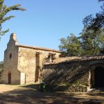 'ermita de Santa Llúcia fou construïda al 1717 sobre un antic temple del segle XIII dedicat a i conegut com Sant Nazari de la Ganga. Del temple en destaca la façana principal emblanquinada amb la porta d'entrada adovellada, el rosetó i el campanar d'espadanya a sobre de tot. El temple d'una sola nau es mostra mig de perfil i ens deixa veure els contraforts del lateral. En un primer terme veiem l'edifici que funciona com a refugi.