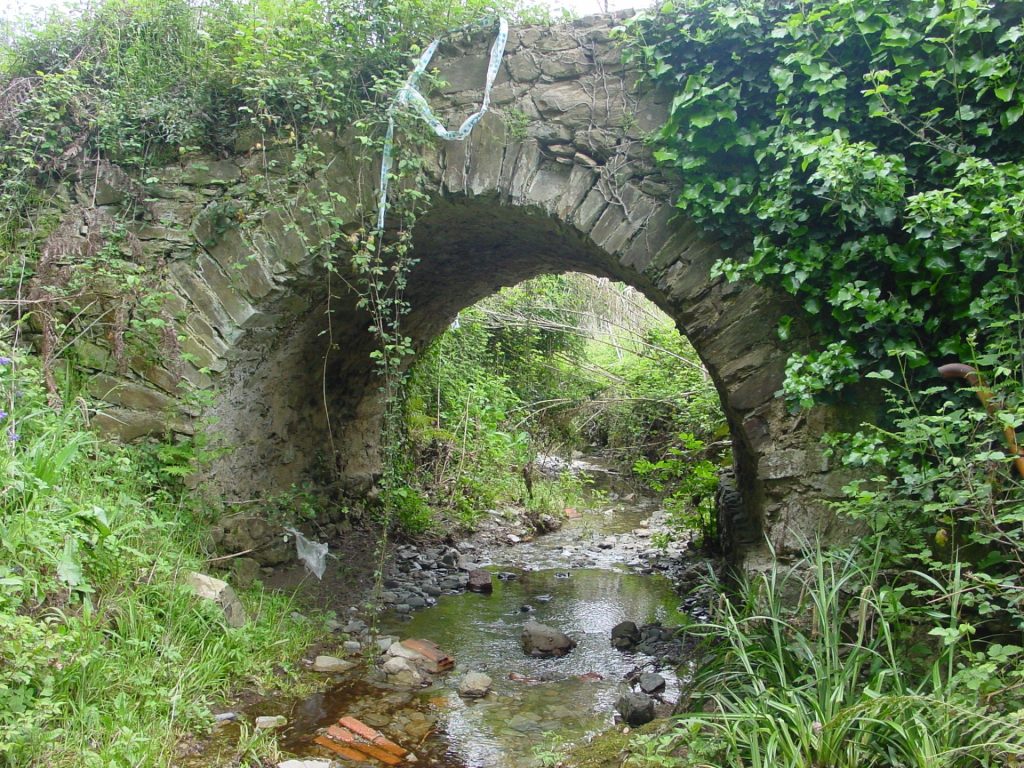 Pont construït amb pedra i morter per salvar la riera de Sant Pol.
