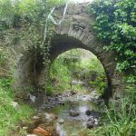 Pont construït amb pedra i morter per salvar la riera de Sant Pol.