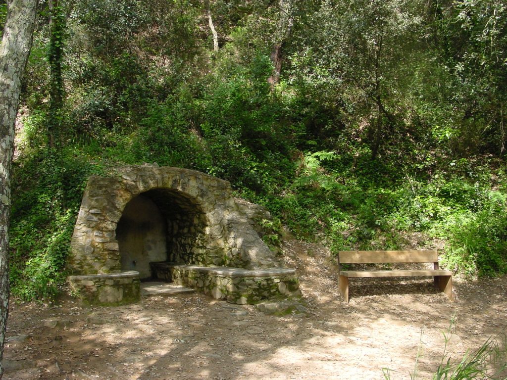La font de Sant Cristòfol compta amb una construcció de volta per abrigar-la que dibuixa uns bancs al voltant. És una font molt popular a Llambilles i hi ha molt d'ús públic. La construcció està feta amb pedra i morter, també el terra està formigonat per poder accedir còmodament al broc. A sobre del broc trobem un baix relleu en ceràmica que representa l'escut del poble.