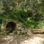 La font de Sant Cristòfol compta amb una construcció de volta per abrigar-la que dibuixa uns bancs al voltant. És una font molt popular a Llambilles i hi ha molt d'ús públic. La construcció està feta amb pedra i morter, també el terra està formigonat per poder accedir còmodament al broc. A sobre del broc trobem un baix relleu en ceràmica que representa l'escut del poble.