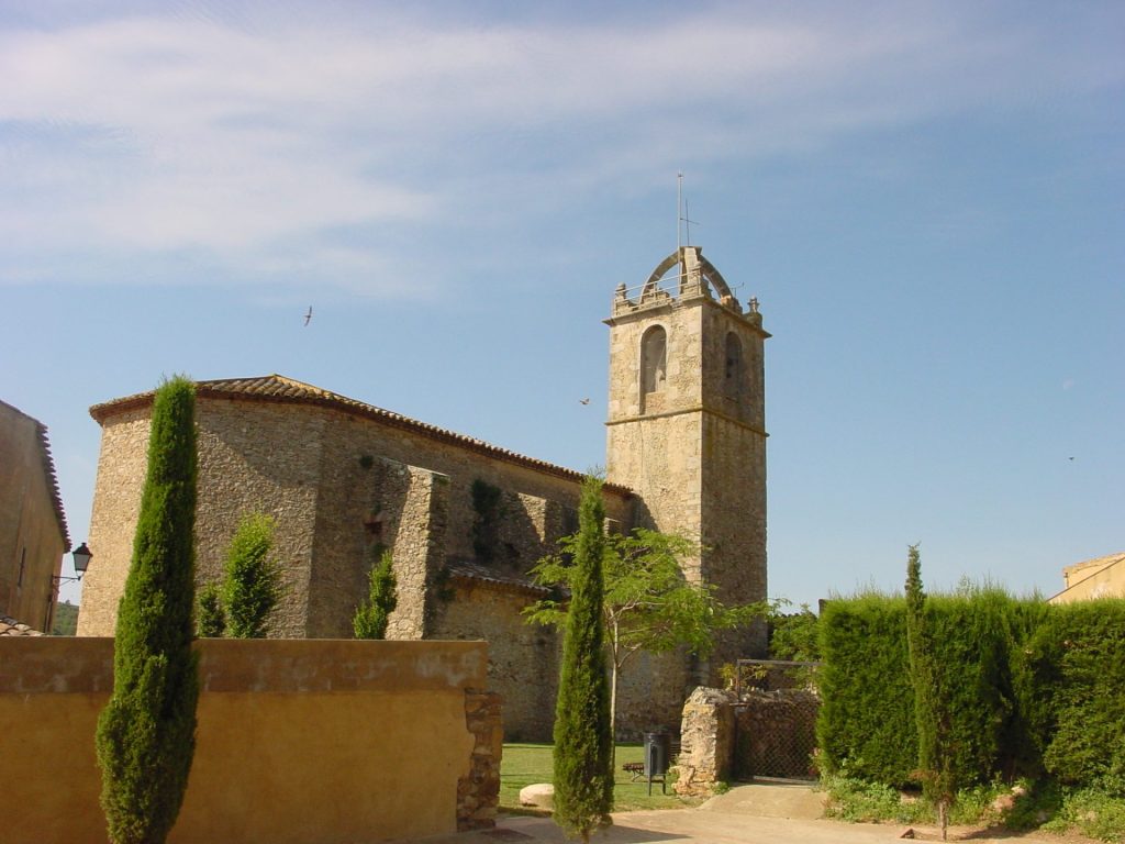 L'edifici actual de Sant Fruitós és del segle XVIII, es va construir sobre l'antiga església romànica. El temple es troba dins del nucli urbà de Llofriu, si ve disposa d'una zona verda al seu voltant. La imatge ens mostra l'espai enjardinat i una visió de l'exterior de l'església des de darrera. Amb l'absis poligonal i la torre del campanar de planta quadrada i coronat amb arcs.