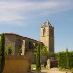 L'edifici actual de Sant Fruitós és del segle XVIII, es va construir sobre l'antiga església romànica. El temple es troba dins del nucli urbà de Llofriu, si ve disposa d'una zona verda al seu voltant. La imatge ens mostra l'espai enjardinat i una visió de l'exterior de l'església des de darrera. Amb l'absis poligonal i la torre del campanar de planta quadrada i coronat amb arcs.