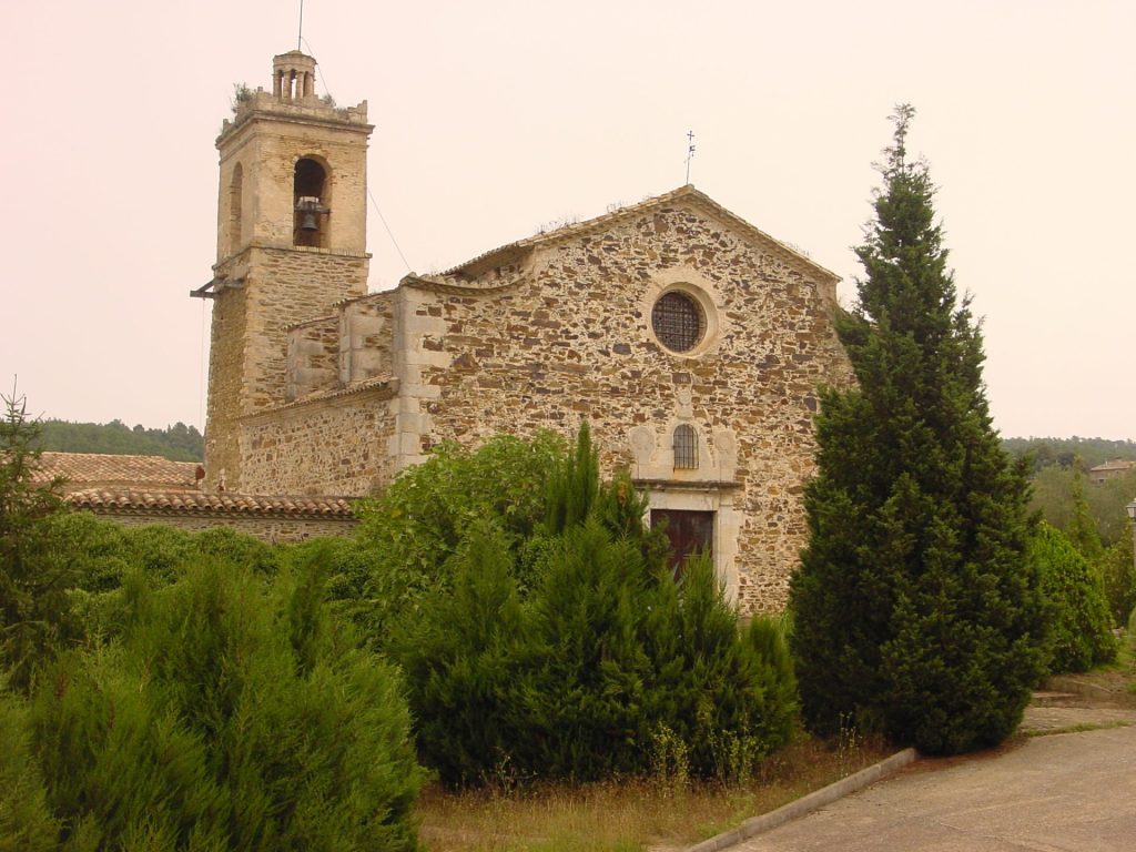 Bonica església de Quart de cronologia barroca. La foto és de la façana principal amb parament de pedres irregulars menys als anglès i a la porta d'entrada. Sobre la porta destaca el rosetó. L'eslgésia es va construir sobre una petita esglesiola preromànica de la qual en queden alguns vestigis.