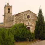 Bonica església de Quart de cronologia barroca. La foto és de la façana principal amb parament de pedres irregulars menys als anglès i a la porta d'entrada. Sobre la porta destaca el rosetó. L'eslgésia es va construir sobre una petita esglesiola preromànica de la qual en queden alguns vestigis.