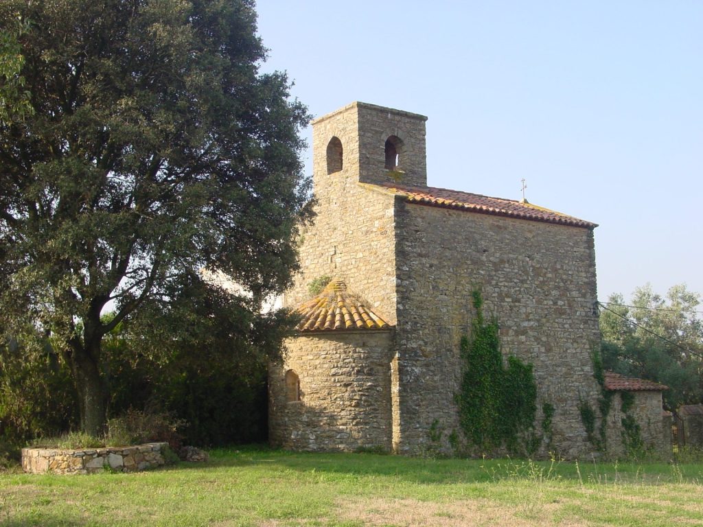 És una petita església de les Gavarres d'època romànica. Els seus orígens fou una simple capella dedicada a Santa Maria dins de la Parròquia de Sant Mateu de Montnegre. A la imatge es veu l'exterior de l'església per darrera. Denota el seu absis semicircular i la nau d'un sol cos cobert amb volta de canó. Al mig del transcepte hi ha el campanar.