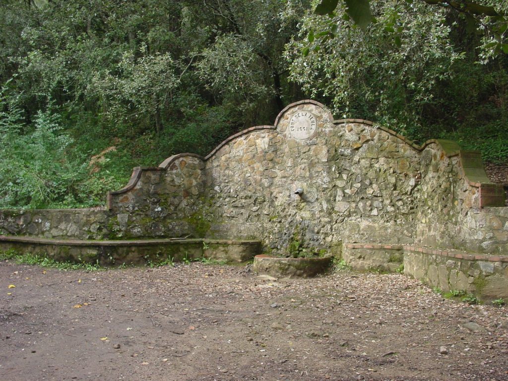 La font de la Teula de Palafrugell és un indret molt popular del municipi. La font consta d'un frontal de pedra coronat per un rivet de rajols. El frontal segueix una ondulació geomètrica per embellir la font ferrosa de Palafrugell. La imatge ens mostra la font de davant i es veu com raja. Tot el voltant de la font hi ha uns bancs per seure. A dalt de la font hi ha un medalló on es llegeix: "Font de la Teula 1991" data on es va reconstruir l'antiga font que es va perdre amb una riuada.