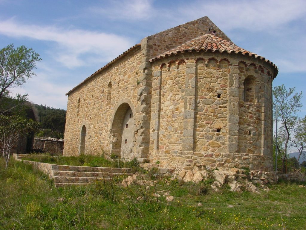 La imatge ens mostra l'exterior de l'absis romànic de l'antiga església parroquial. De l'exterior ja denota la forma típica semicircular i en destaca la decoració de tres arcuacions entre lesenes. A la lesena del mig hi ha la finestre-espitllera que dóna llum a l'altar. Per l'accidentat terreny de l'entorn, quan el poble de fenals va créixer va acabar per traslladar-se a la plana i construint l'església de fenals a prop de l'actual nucli urbà. L'església s'abandonà i inclús es va utilitzar com a pallissa.