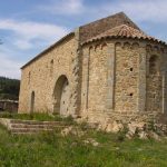 La imatge ens mostra l'exterior de l'absis romànic de l'antiga església parroquial. De l'exterior ja denota la forma típica semicircular i en destaca la decoració de tres arcuacions entre lesenes. A la lesena del mig hi ha la finestre-espitllera que dóna llum a l'altar. Per l'accidentat terreny de l'entorn, quan el poble de fenals va créixer va acabar per traslladar-se a la plana i construint l'església de fenals a prop de l'actual nucli urbà. L'església s'abandonà i inclús es va utilitzar com a pallissa.