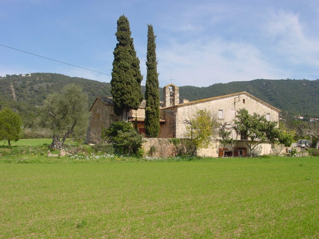 L'església on es benera la mare de Déu de l'Assumpció és un important conjunt format per l'església, la rectoria i les restes d'una vil·la romana. La rectoria fou construïda al segle XVIII i amagà part de l'església. Aquesta és un exemple de com una vil·la romana es transforma en un temple de culte cristià. Diferents fases i adaptacions constructives li han donat l'exemple actual. A la imatge veiem en primer terme la rectoria i al fons el pòrtic d'entrada a l'església i el campanar d'espadanya.