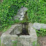 La font del Prat a Romanyà consta d'una paret de pedra d'on surt el broc d'aigua. Aquest es troba decorat amb les precipitacions de carbonat càlcic de la mateix aigua. A davant de la font hi ha un abeurador rectangular, construït amb pedra i morter.