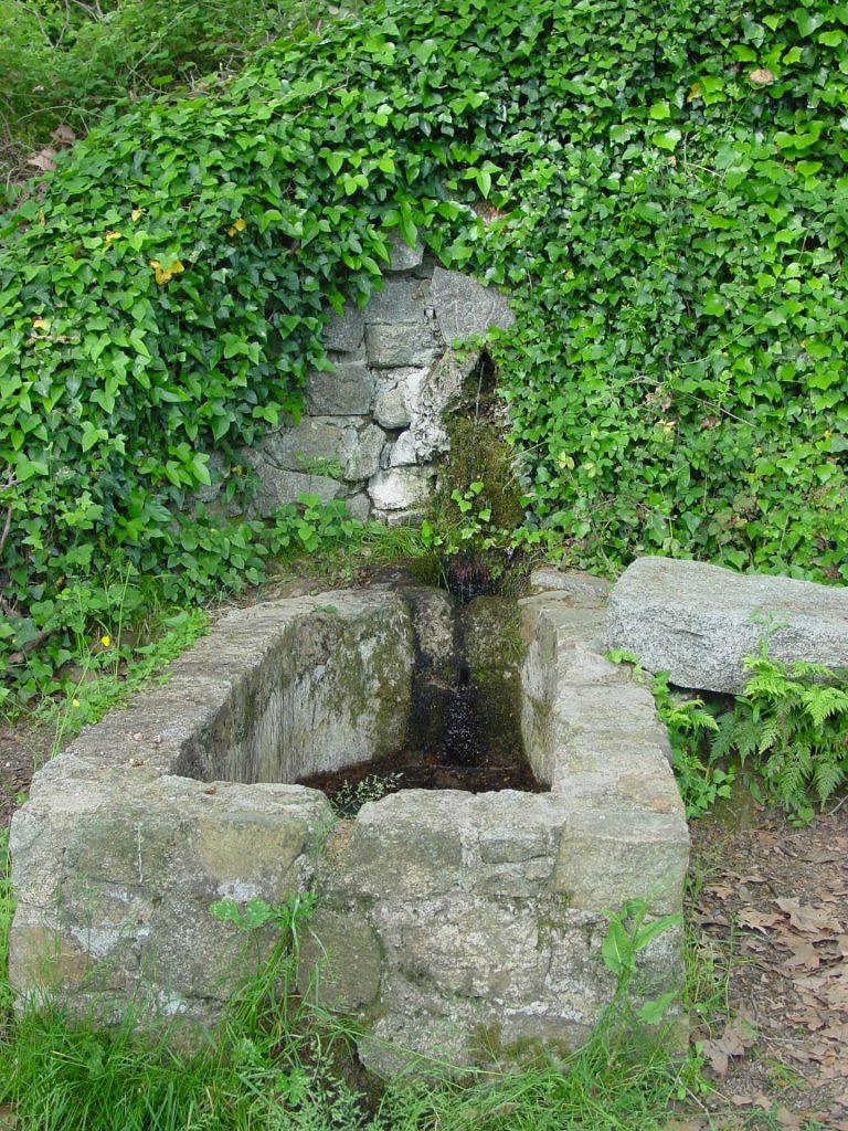 La font del Prat a Romanyà consta d'una paret de pedra d'on surt el broc d'aigua. Aquest es troba decorat amb les precipitacions de carbonat càlcic de la mateix aigua. A davant de la font hi ha un abeurador rectangular, construït amb pedra i morter.