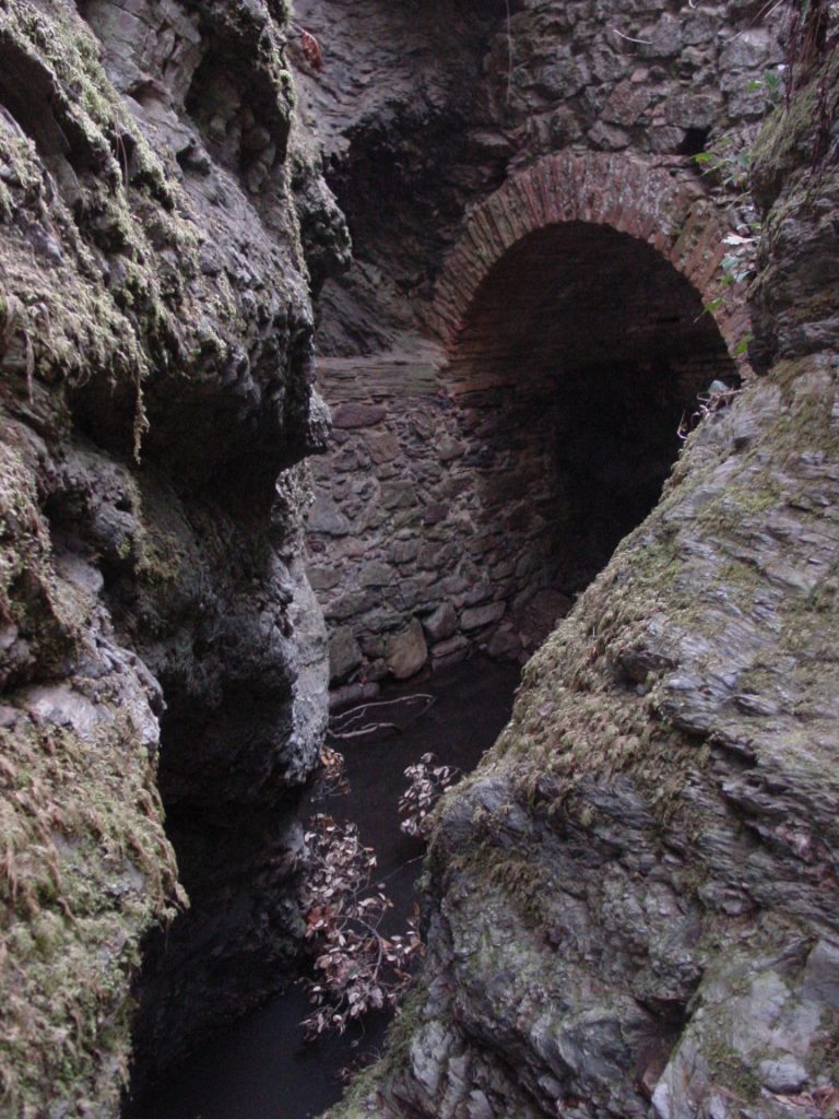 Pont per salvar el desnivell de la riera del Vilar construït amb pedra i volta amb rajol a plec de llibre.