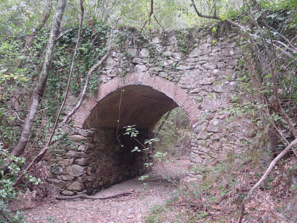 Pont construït amb pedra i volta de rajol a plec de llibre per salvar el curs de la riera del Vilar.