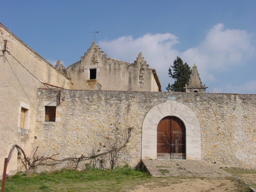 La fotografia ens mostra el conjunt arquitectònic de Palol, compost per un mas fortificat o casa forta i al fons l'església dedicada a Sant Sadurní, de la qual en veiem el campanyar de planta quadrada i coronat per una estructura piramidal. De l'interior de l'església en destaca la decoració de la capella del Roser amb rajola ceràmica decorada del segle XVIII que representen escenes de miracles.