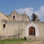 La fotografia ens mostra el conjunt arquitectònic de Palol, compost per un mas fortificat o casa forta i al fons l'església dedicada a Sant Sadurní, de la qual en veiem el campanyar de planta quadrada i coronat per una estructura piramidal. De l'interior de l'església en destaca la decoració de la capella del Roser amb rajola ceràmica decorada del segle XVIII que representen escenes de miracles.