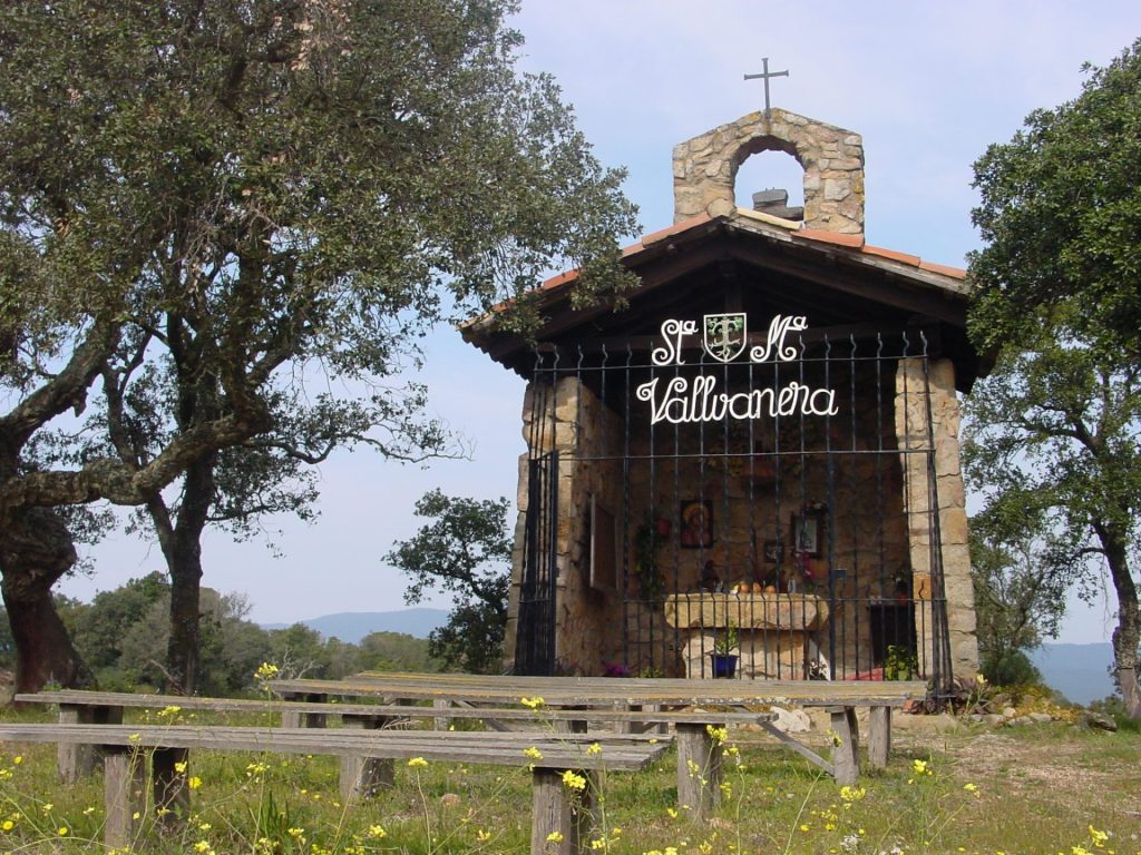 La nova capella de Santa Maria de Vallvanera es construí al 1966 per substituir la vella que s'havia convertit en part d'un habitatge privat. La nova és una petita construcció de pedra amb la imatge de la verge, a la part frontal de la capella hi ha una reixa de ferro amb el nom del lloc. A la part de darrera del teulat s'hi ha construit un petit campanar d'espadanya amb una campana. L'entorn és natural com ho demostra la imatge amb les alzines sureres envoltant la capella i el prat del davant.