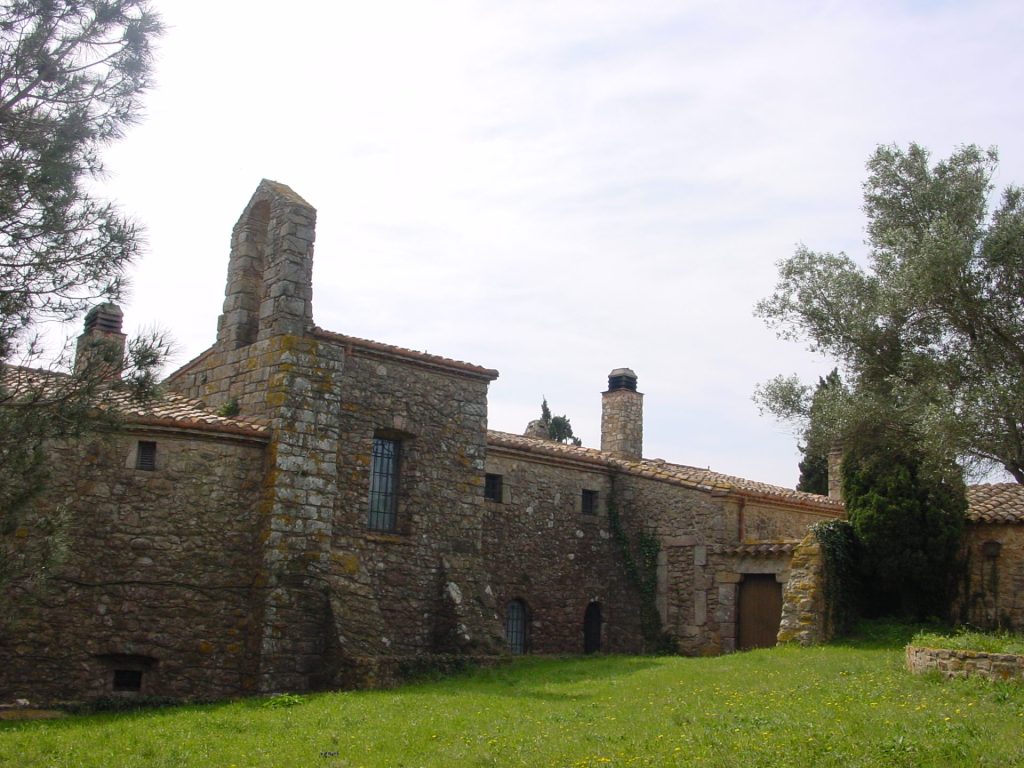 És l'antiga ermita de Santa Maria de Vallvanera, es troba adossada a una casa. Podem saber que es tracta d'una edifici religiós pel campanar d'espadanya però la resta de la construcció es per dins l'habitatge. Es creu que antigament havia estat un cenobi femení dedicat a Sant Cugat. Al 1698 s'hi col·locà una imatge de Santa Maria i va canviar l'advocació. A mitjans del segle XX el conjunt fou comprat per un particular i de l'ermita en va fer el menjador de casa seva. Al 1966 es va construir la nova capella en substitució d'aquesta.