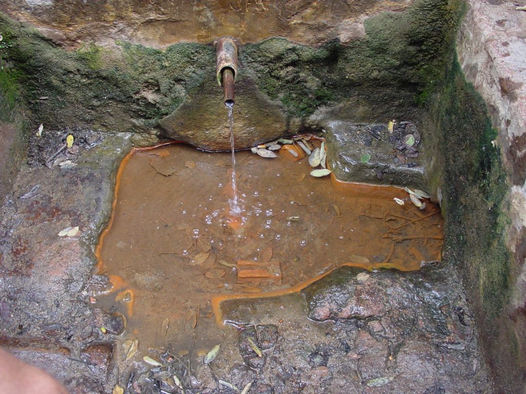 Un tret característic de les Gavarres son les fonts ferroses. A la imatge tenim la font Picant de Bell-lloc d'Aro, aquesta a més de ser ferrosa és picant, d'aquí el nom. Les fonts ferroses deixen un precipitat en tons vermells i taronges que els hi donen un aspecte molt peculiar.
