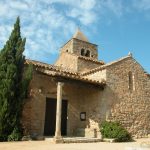 A la imatge es veu l'entrada de l'església de Sant Martí de Romanyà, aquesta està situada en un lateral i consta d'un petit pòrtic. El temple actual és una suma d'elements de diferents èpoques, l'església primitiva data del segle X i XI, la planta és de creu grega i en destaca el campanar amb elements del romànic ple amb finestres geminades i d'un pis. El coronament piramidal que es veu a la imatge va ser afegit en època moderna.