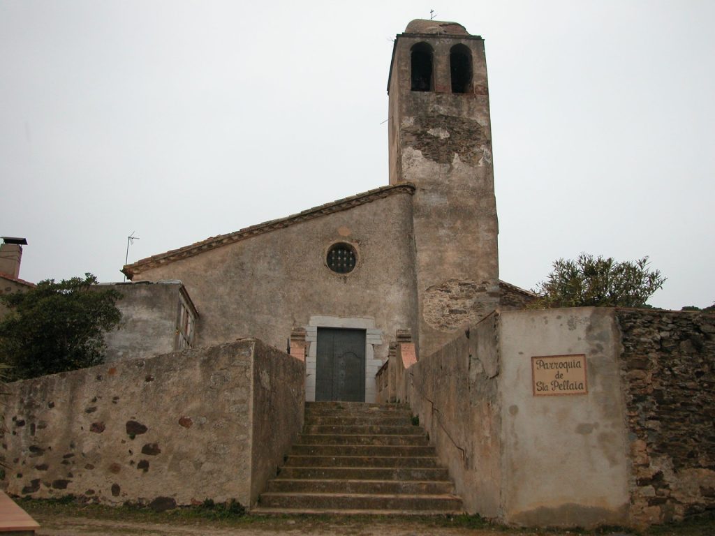 L'església de Santa Pellaia, antiga església parròquial, ofereix unes vistes impressionants sobre l'interior de les Gavarres. L'eslgésia està enganxada a la rectoria i en el conjunt si sumen un parell de masos i l'antic cementiri. Sobresurt per sobre de tots ells el campanar, una torre de planta quadrangular i acabat amb cúpula.