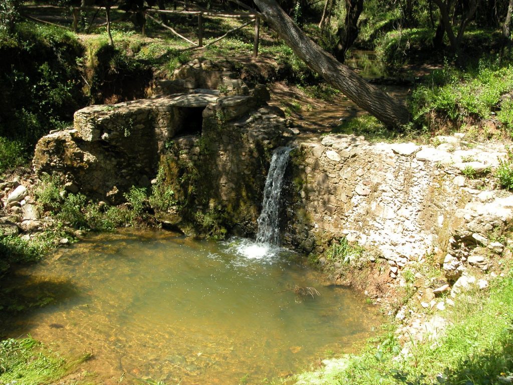 El municipi de Palamós entra a les Gavarres per la vall de Bell-lloch. Un espai amb una gran concentració de patrimoni, ja que antigament havia estat habitada. La vall s'estructura al voltant de la Riera de Bell-lloch. La imatge recull el moment que aquesta salta per sobre la resclosa del molí del Mas Xifra de Vall, popularment conegut com del Mas Antoniet.