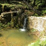 El municipi de Palamós entra a les Gavarres per la vall de Bell-lloch. Un espai amb una gran concentració de patrimoni, ja que antigament havia estat habitada. La vall s'estructura al voltant de la Riera de Bell-lloch. La imatge recull el moment que aquesta salta per sobre la resclosa del molí del Mas Xifra de Vall, popularment conegut com del Mas Antoniet.