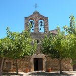 Sant Mateu Nou consta d'una porta principal adovellada i amb un rosetó a la part superior. Coronant la façana principal trobem el campanar d'espadanya. La imatge ens mostra a més, l'agradable placeta de davant amb moreres que hi fan ombra.