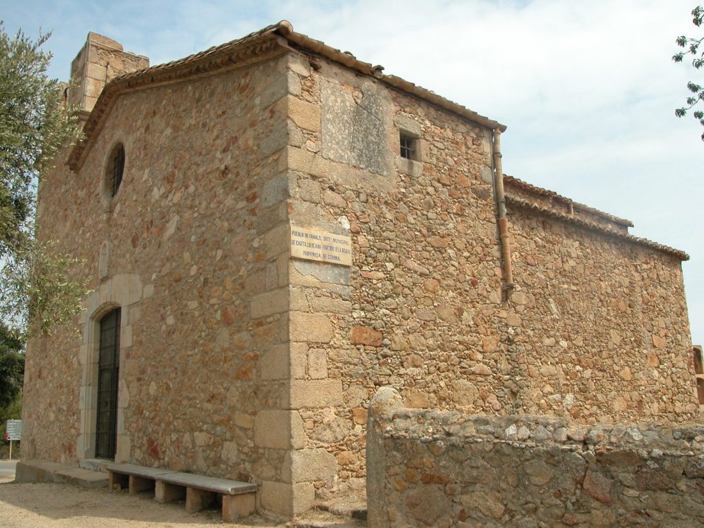 Santa Maria de Fenals d'Aro té dues edificacions, l'antiga a les Gavarres i la nova a les afores de Platja d'Aro. La imatge és d'aquesta última edificació construïda en època barroca. A la imatge es veu la façana amb la porta adovellada, el rosetó i el campanar inacabat. També es veu al lateral de l'edifici un rellotge de sol i l'inscripció "Pueblo de Fanals dist. municipio de Castillo de Aro partido de La Bisbal provincia de Gerona".