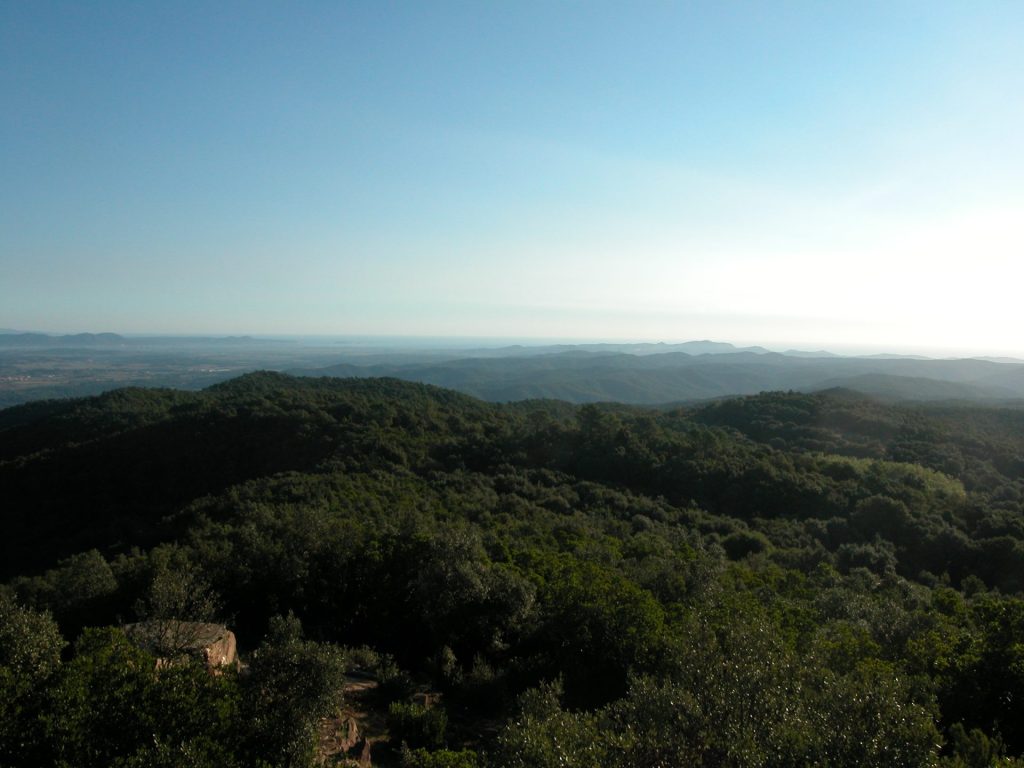 Vistes des del cim del Puig d'Arques on hi ha una torre de guaita. A la part inferior veiem el dolmen que rep el nom del cim