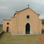 La imatge mostra la capella del Calvari, final del via crucis que puja per la muntanya. A l'edifici pintat amb tons rosats en destaca l'entrada en forma d'arc apuntat i el rosetó superior. Al mig de la teulada hi ha una creu.