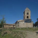 La imatge és una vista completa de l'església i la rectoria de Fitor feta a certa distància. Darrera seu la vista ens porta fins al Massís del Montgrí. Santa Coloma és d'estil romànic, com ho denota el seu campanar de base quadrangular i el tercer pis de finestres geminades i arquacions llombardes. L'entrada a l'església es fa per un lateral amb una porta adovellada d'arc de mig punt. L'església ha estat restaurada i la rectoria és un equipament municipal, la qual cosa ofereix a l'indret moltes possibilitats d'ús públic. El seu aplec, cada tercer diumenge d'octubre és una de les cites importants pels gavarrencs.