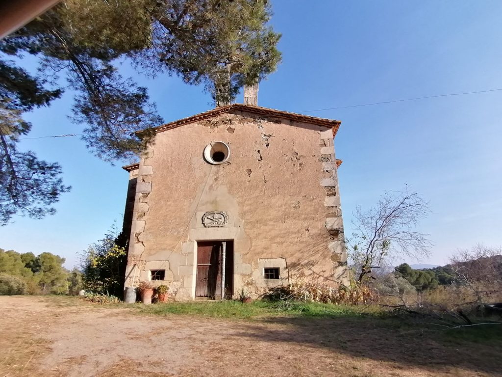 Es tracta d'una ermita situada a les Gavarres dedicada a Sant Llop. Actualment està en desús. Al costat de l'ermita hi ha la rectoria. A la imatge es veu la façana del temple amb el seu arrebossat i les obertures i les cantonades amb pedres treballades. Destaca també el rosetó i el campanar de cadireta. L'edifici actual data del segle XVIII.