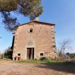 Es tracta d'una ermita situada a les Gavarres dedicada a Sant Llop. Actualment està en desús. Al costat de l'ermita hi ha la rectoria. A la imatge es veu la façana del temple amb el seu arrebossat i les obertures i les cantonades amb pedres treballades. Destaca també el rosetó i el campanar de cadireta. L'edifici actual data del segle XVIII.