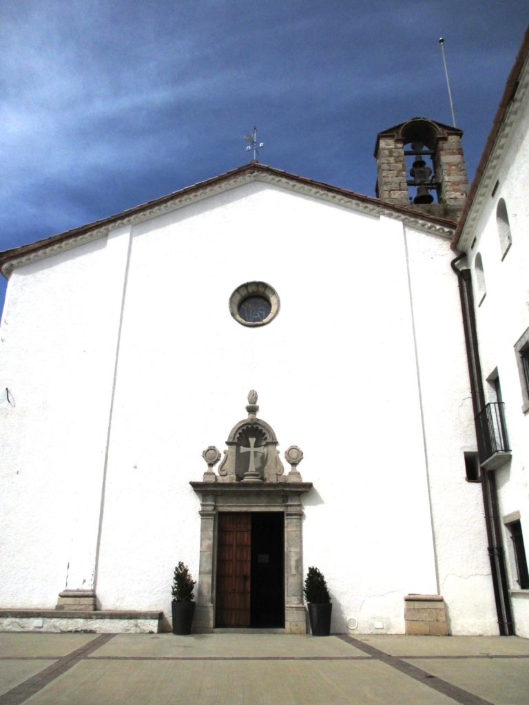 Dalt del cim anomenat Puig Alt, trobem el Santuari dels Àngels. El conjunt del santuari compta amb una església i una hostatgeria. És un dels llocs més populars de les Gavarres. A la imatge veiem la façana blanca de l'església. Amb la seva porta de pedra treballada amb motius neoclàssics i el rosetó. Al fons a la dreta veiem el campanar senzill d'espadanya.