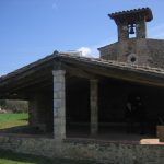 A l'ermita d'Erols en destaca el pòrtic que fa 90 m2. Els orígens de l'església son del segle XII, es va restaurar en diverses ocasions, l'última al 1979 que li donà l'aspecte actual. En la fotografia en destaca el porxo i darrera seu sobresut la façana de l'ermita amb la rosassa i el campanar de cadireta.