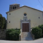 Imatge frontal de l'església parroquial de santa Margarida de Quart. Darrera unes escalinates d'accés veiem la imponent façana pintada de groc amb la porta d'entrada emmarcada per un relleu neoclàssic. Al darrea en despunta el campanar romànic de planta quadrada i dos pisos de finestres geminades.