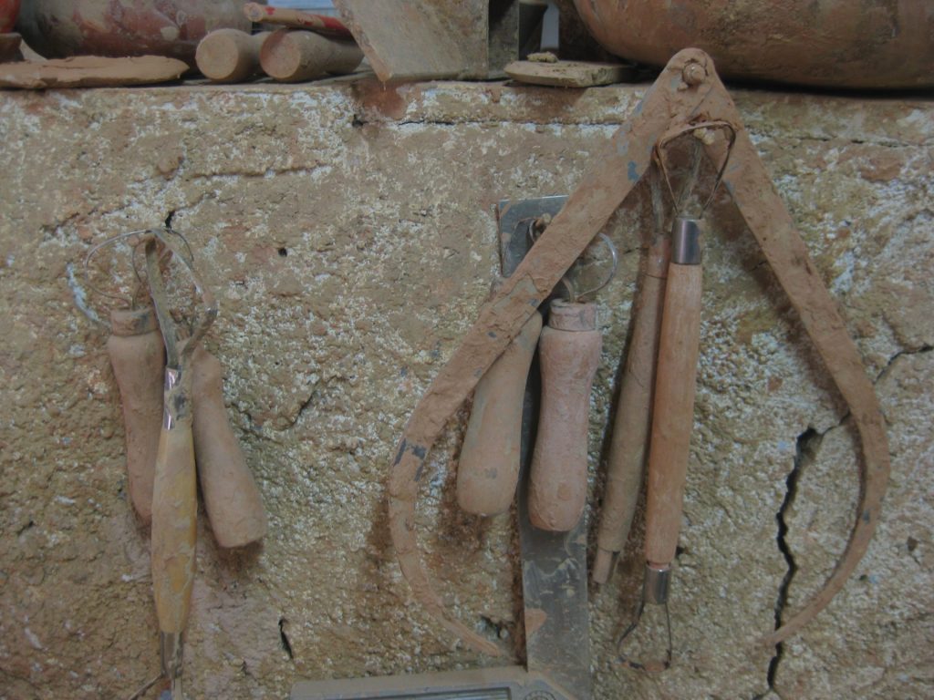 L'ofici de terrisser encara és un dels que documentem al voltant de les Gavarres. A la imatge es veuen diferents eines penjades, apunt per ser utilitzades.