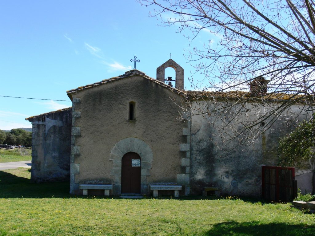 La imatge ens mostra la façana principal de Sant Ampèlit on hi ha la porta d'entrada, adovellada. El temple està annexat a la rectoria. La fisonomia actual correspon a una ampliació del 1561. L'exterior està arrebossat i les cantonades son de pedra treballada. Panedes és un petit nucli gavarrenc que depèn de Llagostera.