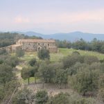 Imatge a certa distància del mas i del seu entorn. La masia és un únic cos de planta rectangular i amb dos pisos. De lluny en destaca la porta i les finestres adovellades. El teulat és a dues vessanes. Annexades al cos principal es veuen petites dependències, amb un ús passat ramader.