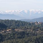 Vista panoràmica del conjunt arquitectònic dels Metges. Al fons tenim el Pirineu nevat. Del conjunt destaca l'església dedicada a Sant Cosme i Sant Damià. Al temple romànic s'hi va afegir el campanar al s. XVI-XVII. Al clos d'entrada al temple encara es poden veure les làpides de les principals famílies de l'indret.