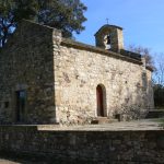 La petita ermita de Sant Joan de Salelles és d'època romànica i a la fotografia s'observa la seva façana principal i la lateral. Les dues consten de portes adovellades, la lateral dibuixa un arc de mig punt i la principal és rectangular. A sobre de l'arc triomfal es va construir el campanar d'espadanya.